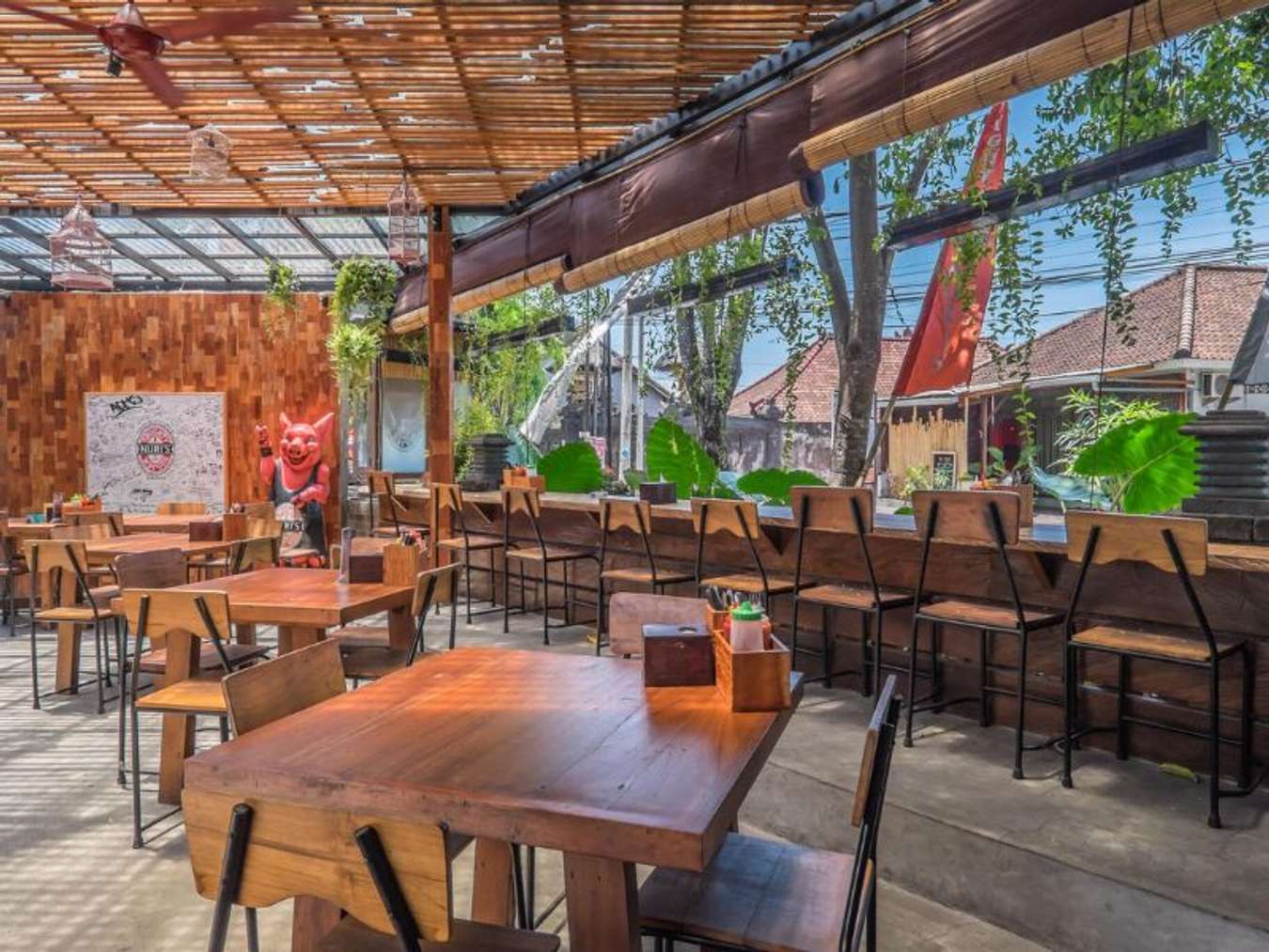 quán Naughty Nuri’s Warung Seminyak ở bali