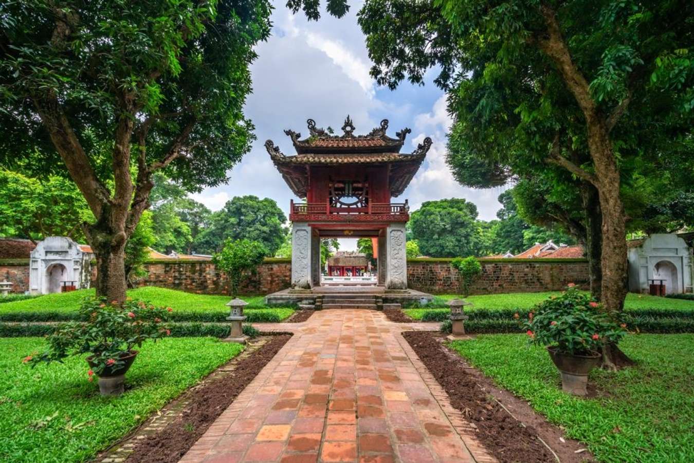 Văn Miếu Quốc Tử Giám là một điểm đến văn hóa lịch sử nổi tiếng tại Hà Nội. Với kiến trúc đặc trưng và một lượng lớn các bia đá với những tên tuổi văn hóa danh tiếng, đây là nơi lý tưởng để khám phá về văn hóa Việt Nam truyền thống. Xem hình ảnh liên quan để tìm hiểu thêm về Văn Miếu Quốc Tử Giám của chúng tôi.