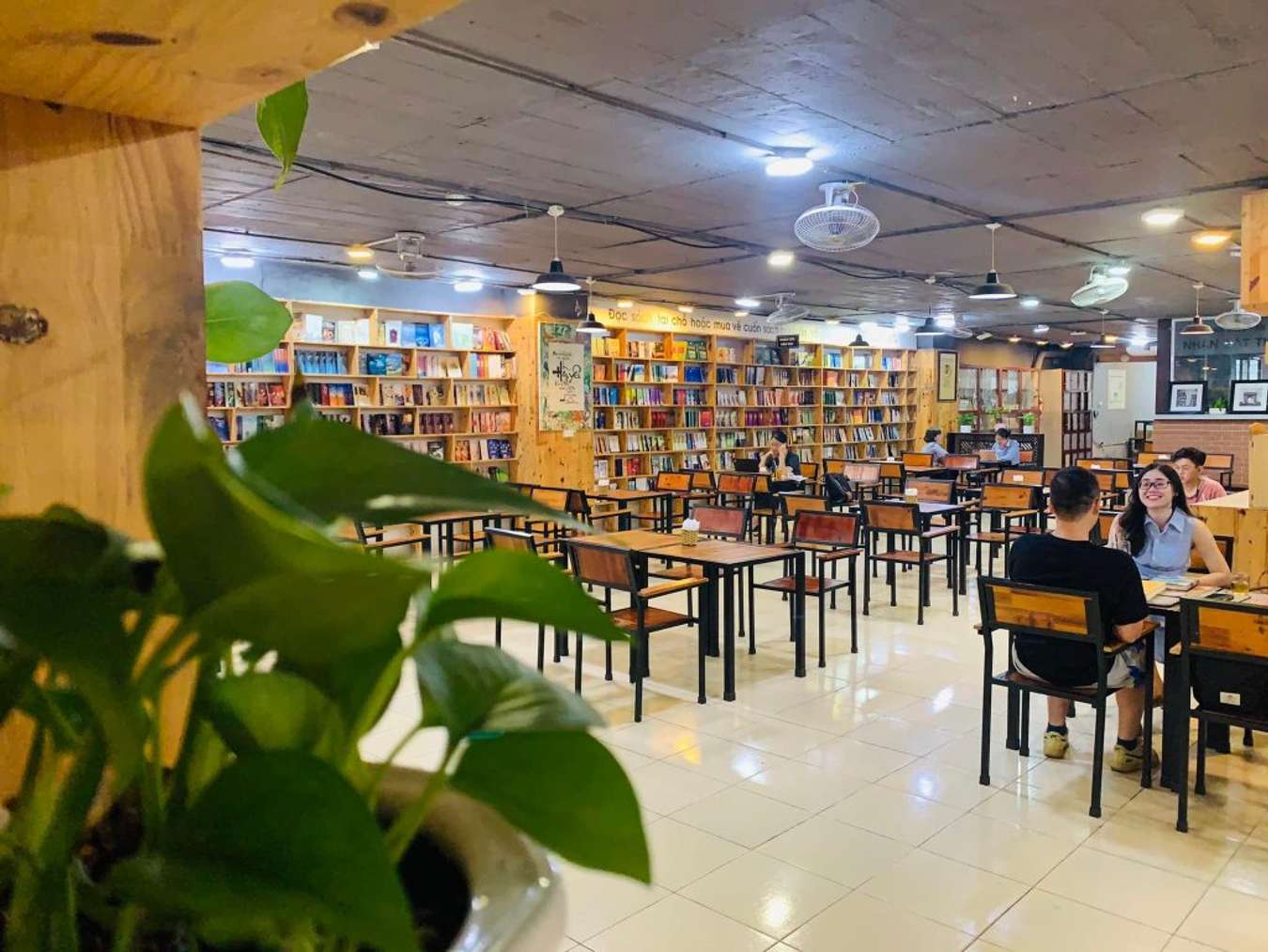 Gợi ý 15 quán cafe sách Hà Nội thoáng đẹp yên tĩnh