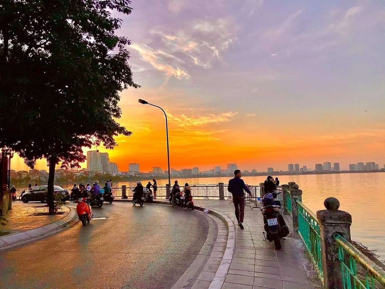 Hồ Tây là một trong những địa điểm du lịch nổi tiếng ở thủ đô Hà Nội. Với khung cảnh yên tĩnh, trong lành và ánh hoàng hôn đẹp như tranh vẽ, Hồ Tây thu hút du khách không chỉ vì cảnh đẹp, mà còn bởi những hoạt động giải trí như chèo thuyền và đọc sách. Bấm vào hình ảnh để khám phá thêm về Hồ Tây.