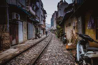 Có một Hà Nội khác bên đường ray trong thành phố, Traveloka VN