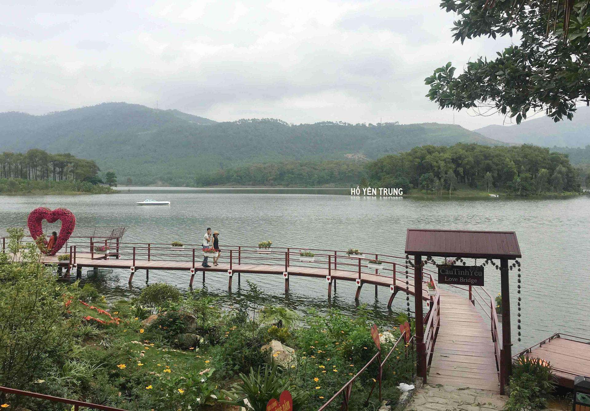 Hồ Yên Trung: Khám phá cảnh quan tuyệt đẹp của Hồ Yên Trung với những đường nét sắc sảo của thiên nhiên Việt Nam. Cùng đắm mình vào khung cảnh hữu tình, tận hưởng khoảnh khắc bình yên và đầy lãng mạn.