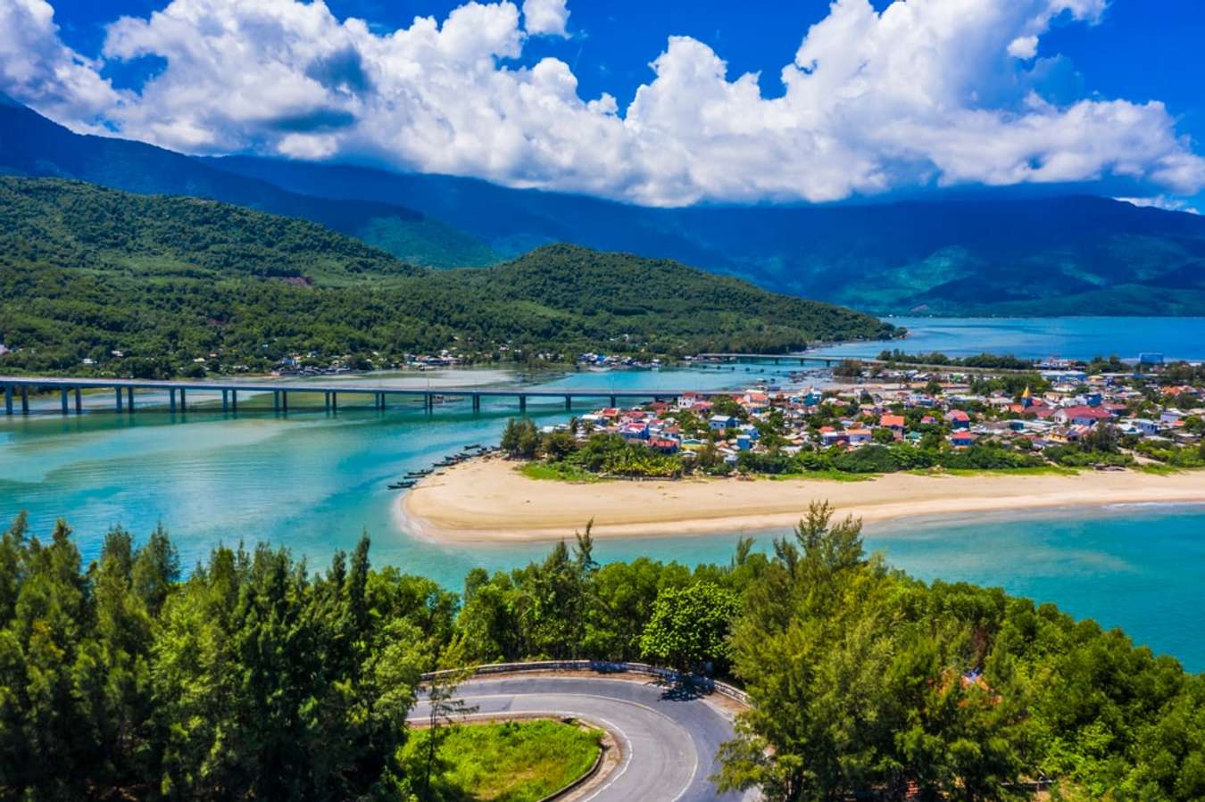 Lăng Cô: Lăng Cô là một trong những điểm đến nổi tiếng của du lịch miền Trung Việt Nam. Với bãi biển trải dài, khung cảnh thiên nhiên hữu tình và nhiều khách sạn sang trọng, Lăng Cô sẽ là điểm đến tuyệt vời cho một chuyến du lịch của bạn. Cùng xem hình ảnh tuyệt đẹp về Lăng Cô để cảm nhận được sức hút của nó.