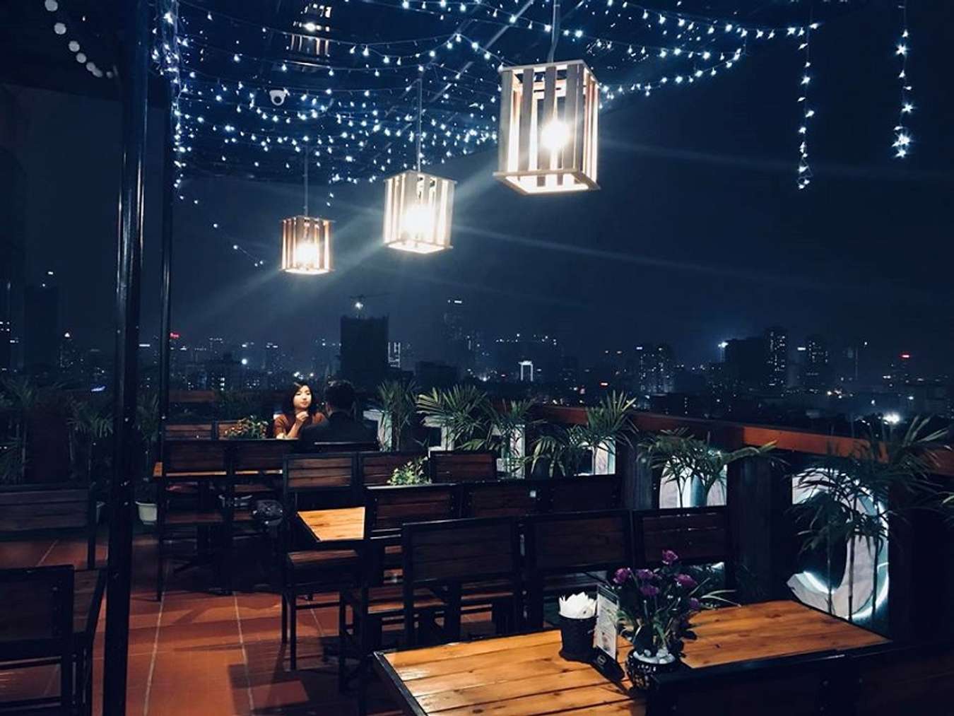 Không gian chill tại quán cafe Hà Nội sẽ là nơi lý tưởng để bạn tránh xa những ồn ào và bận rộn của thành phố. Với màu sắc trang trí mang phong cách độc đáo, âm nhạc dịu nhẹ, hay những ly cà phê thơm ngon, sẽ làm cho bạn tận hưởng những giây phút thư giãn thật sự.