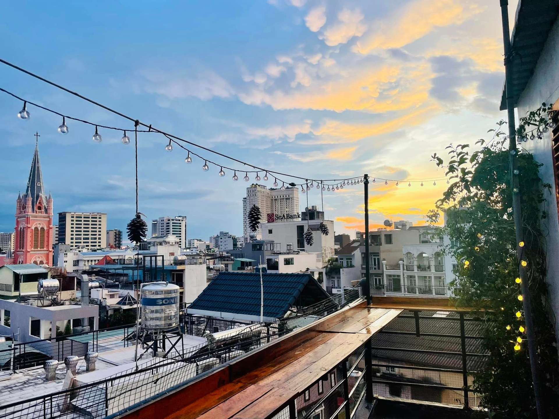 CAFE ROOFTOP QUẬN 1 YÊN TĨNH, THÍCH HỢP THƯỞNG THỨC CÀ PHÊ VÀO BUỔI SÁNG