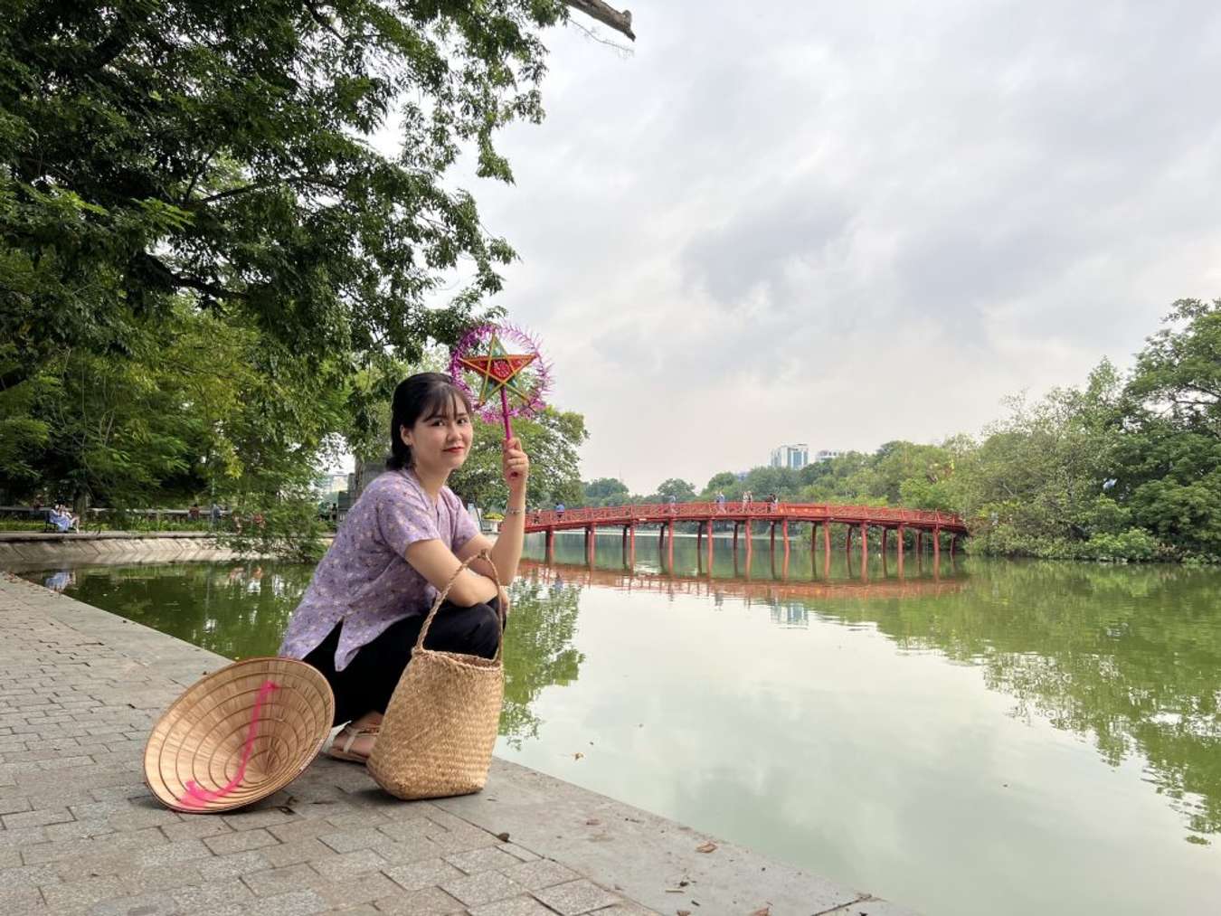 Chụp ảnh đẹp: Nếu bạn là một người yêu thích nhiếp ảnh, thì đừng bỏ lỡ những bức ảnh tuyệt đẹp tại Hồ Gươm. Hãy để chúng tôi giúp bạn tìm được những góc chụp đẹp nhất tại địa điểm này.