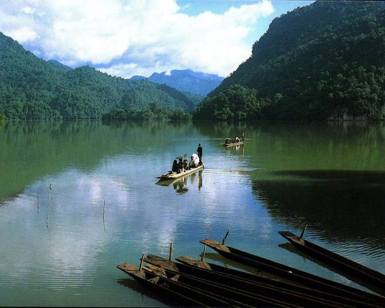 Tham quan hồ Ba Bể