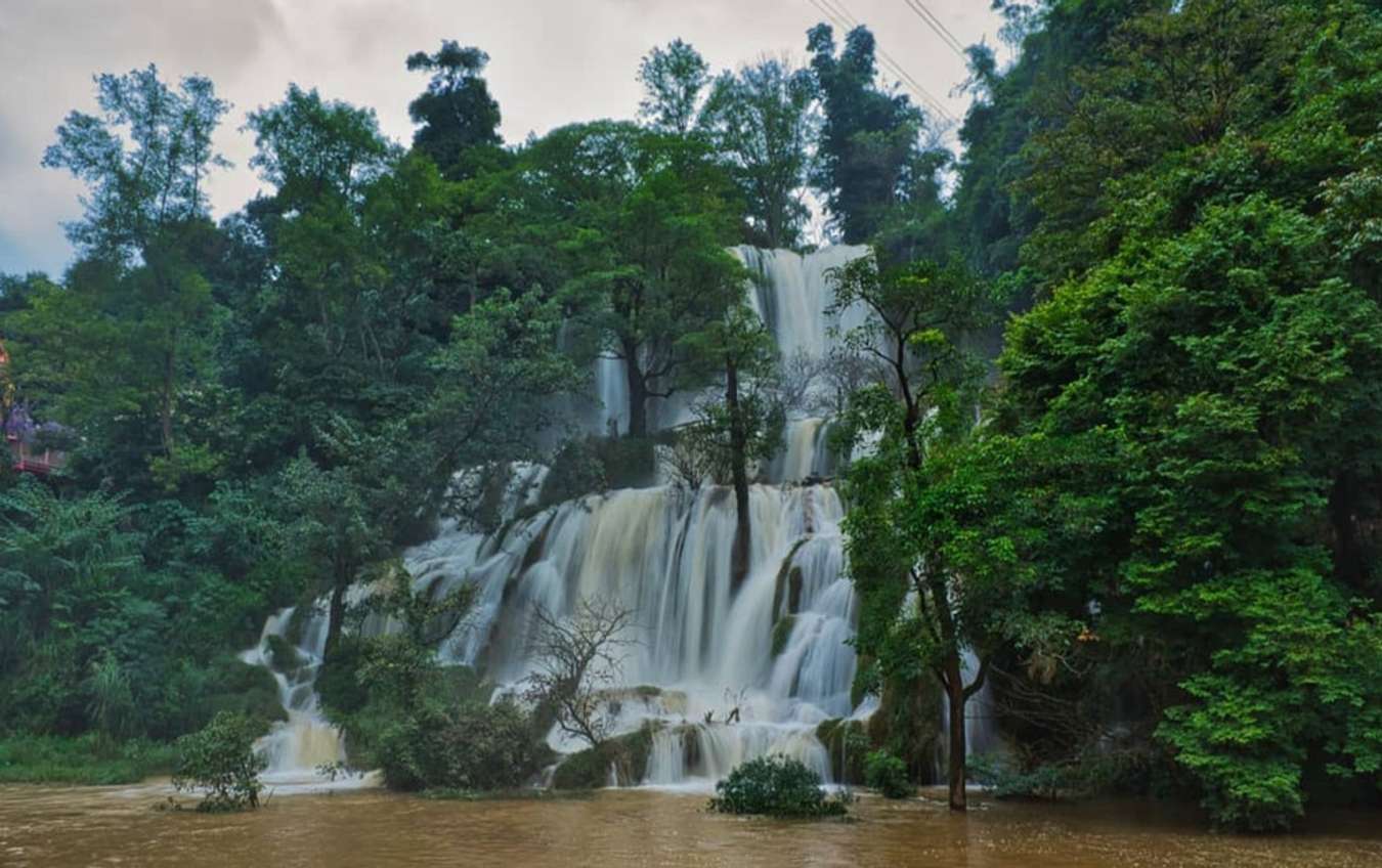 Thác Dải Yếm hoang sơ