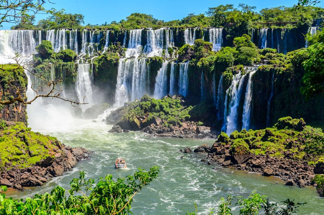 Hãy đến với Thác Iguazu để trải nghiệm cảm giác ngỡ ngàng với những dòng nước ngoạn mục đổ xuống từ độ cao lớn. Thiên nhiên đã tạo nên một tác phẩm tuyệt đẹp phản ánh sự bí ẩn và kỳ vĩ. Xem hình ảnh sẽ khiến bạn háo hức để chứng kiến những cảnh tượng tuyệt đẹp này trực tiếp.