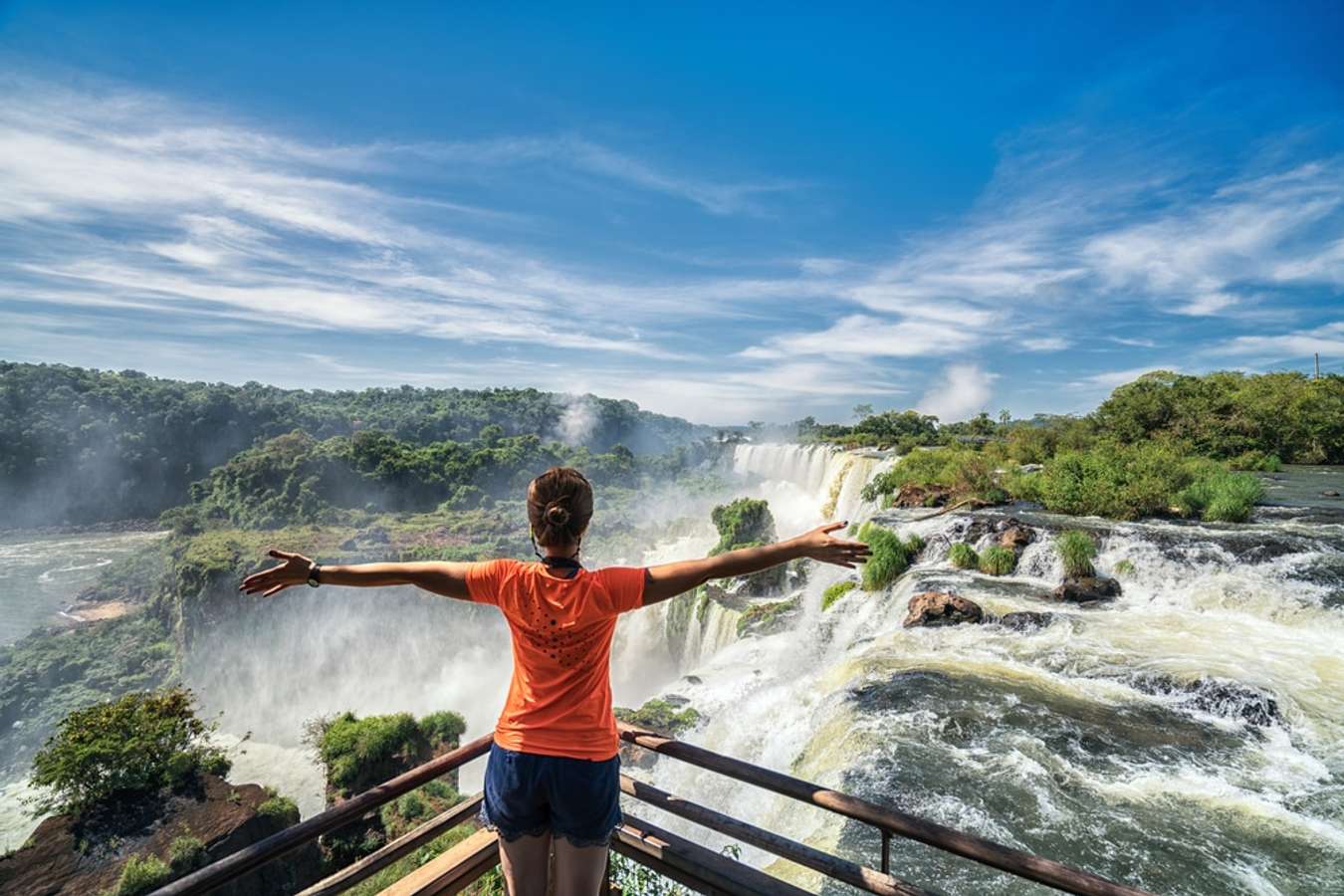 Thác Iguazu: Dòng nước im lìm đầy uy lực nhưng lại đầy mơ mộng chảy qua những cảnh quan thiên nhiên độc đáo và kỳ thú. Đó chính là Thác Iguazu - một điểm đến không thể bỏ qua của Argentina. Hãy để hình ảnh này đưa bạn vào một hành trình khám phá thế giới đầy phiêu lưu.