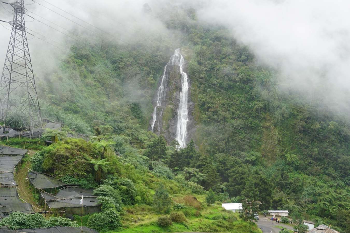 Air Terjun Sikarim - Air Terjun Wonosobo - Shutterstock