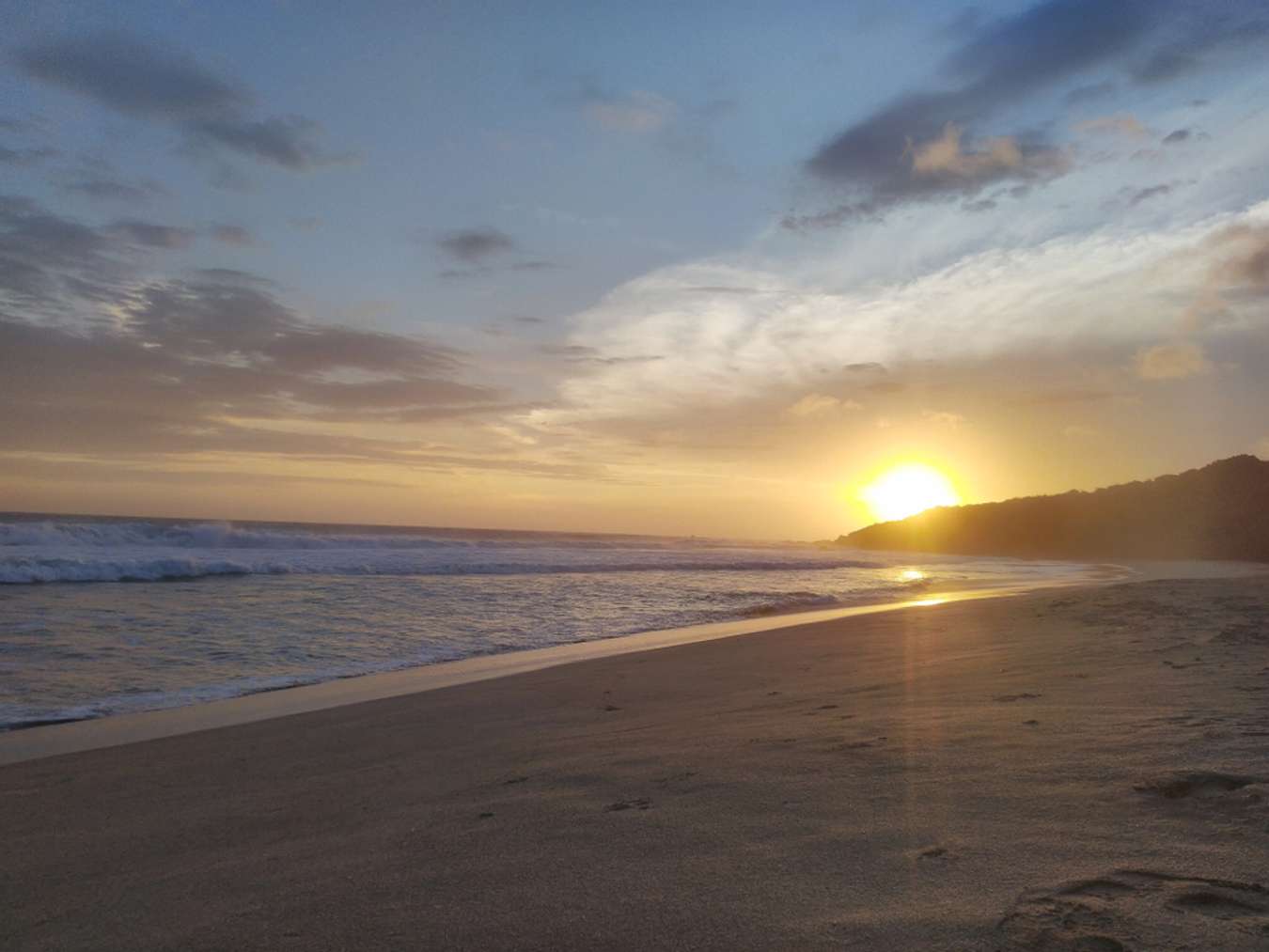 Pantai Cipanarikan - Geopark Ciletuh - Shutterstock