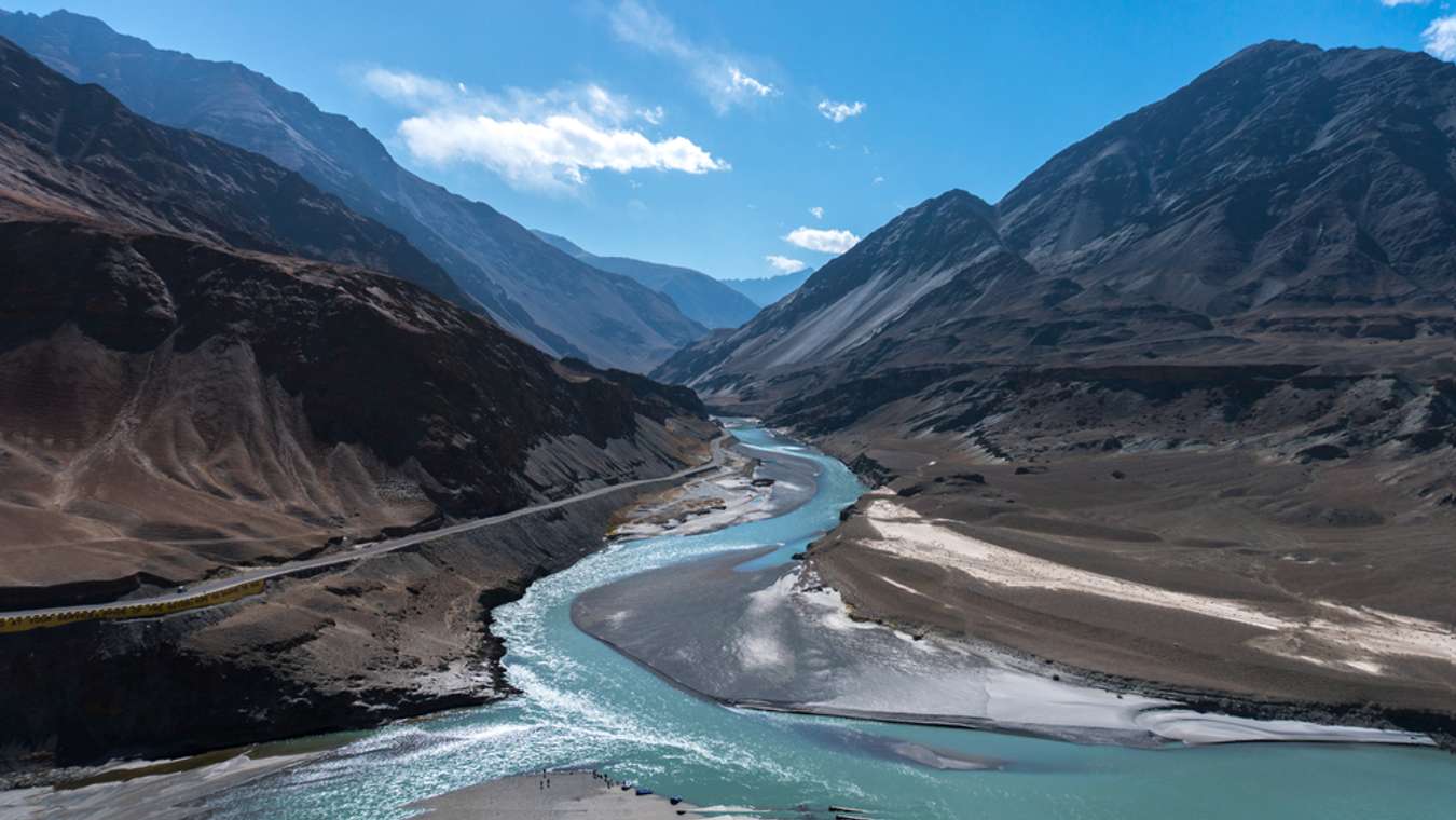 Инд п. Реки инд и анд. Река инд фото с автором. Индийская вода Himalayan. Фото реки инд с названием источника.