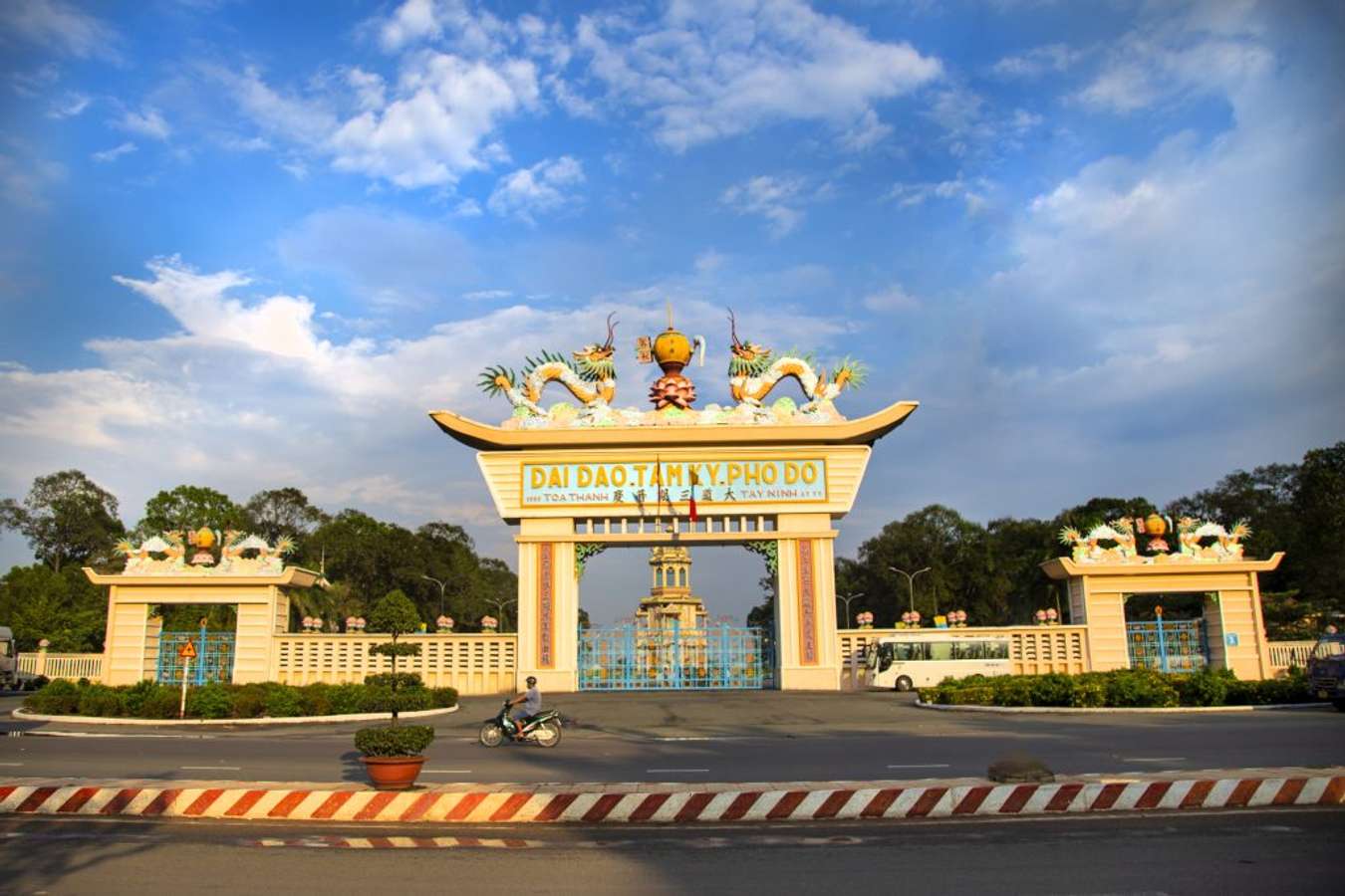 Kiến trúc tôn giáo Tây Ninh mang đậm nét đặc trưng của vùng đất Nam Bộ. Bạn sẽ được trải nghiệm sự độc đáo và phong phú của kiến trúc tôn giáo trong một môi trường yên bình và thanh tịnh.