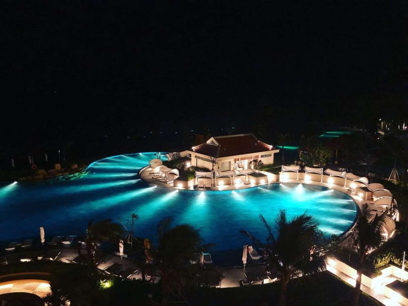 Holiday Inn Hồ Tràm Beach về đêm