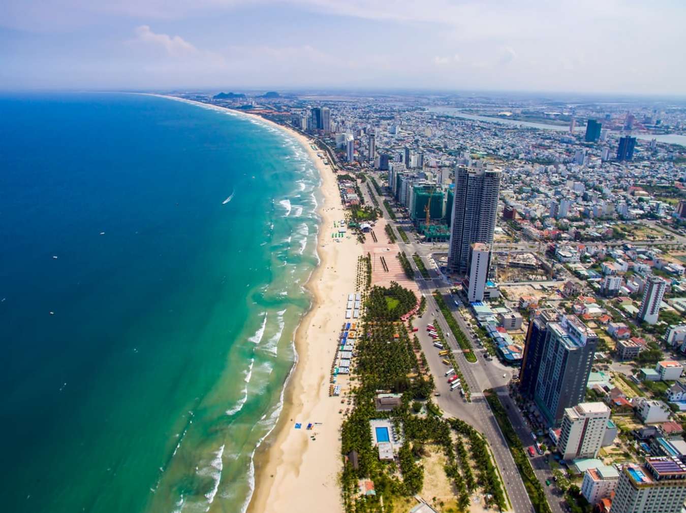 Check-in liền tay 10 khách sạn Đà Nẵng có hồ bơi view biển cực đẹp
