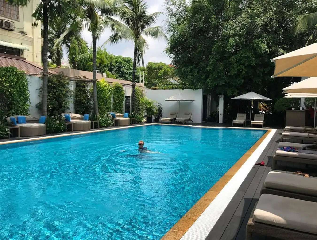 Hồ bơi lội bên trên Villa Sông