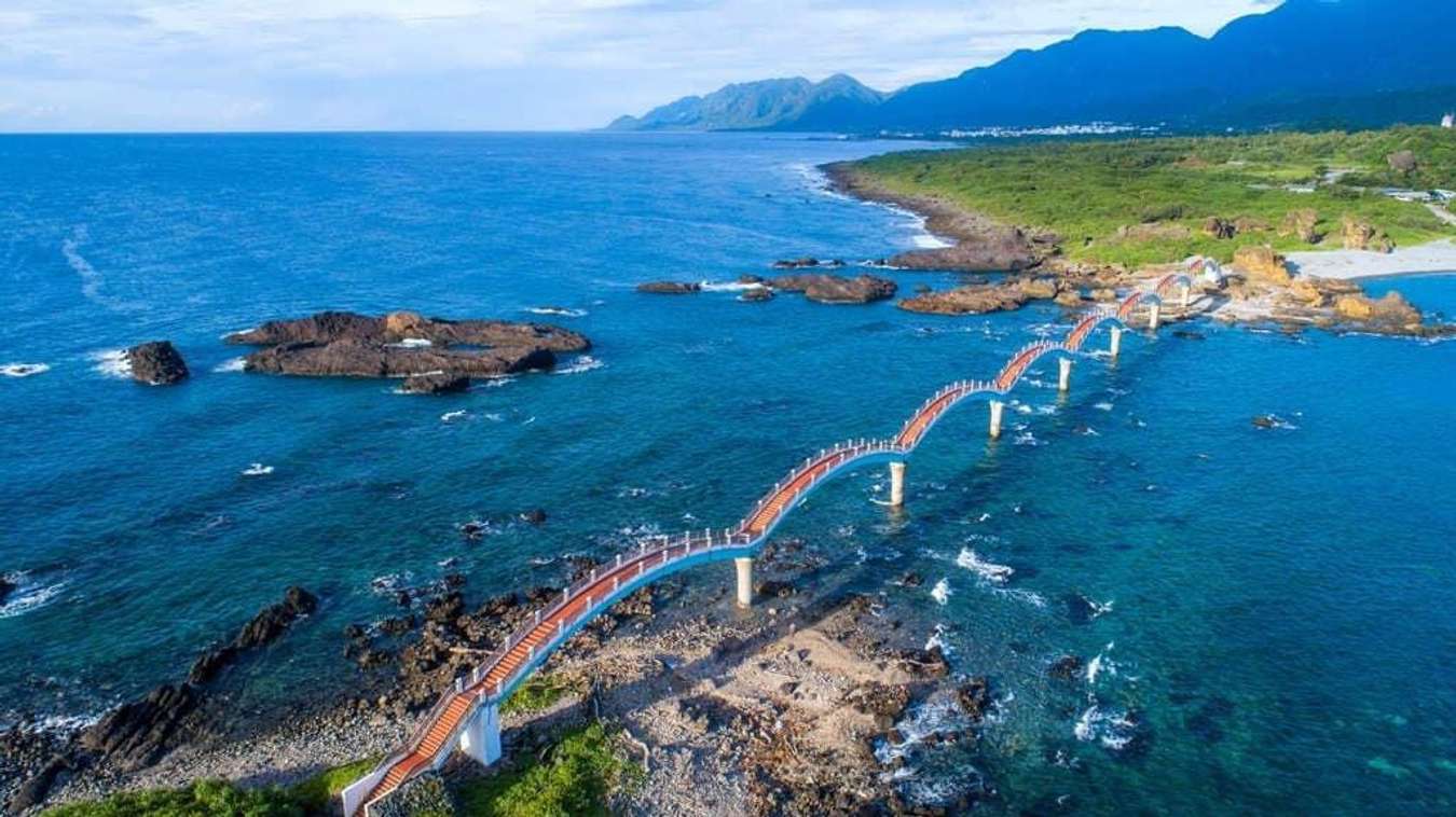 Tam Tiên Đài nổi tiếng với cây cầu 8 khúc nối liền biển và đất liền
