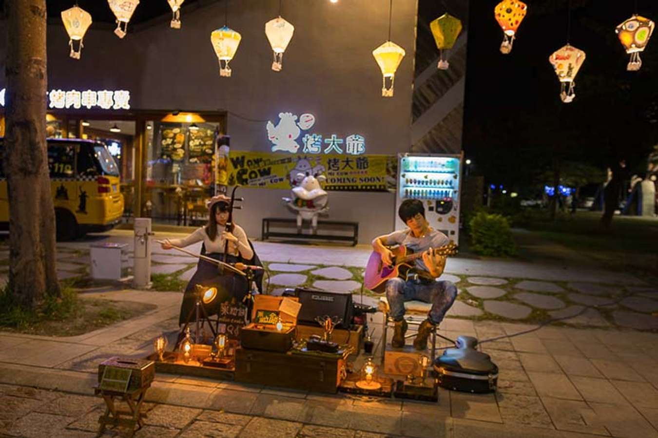 Hình ảnh tiết mục văn nghệ đường phố được biểu diễn tại Làng Thiết Hoa 