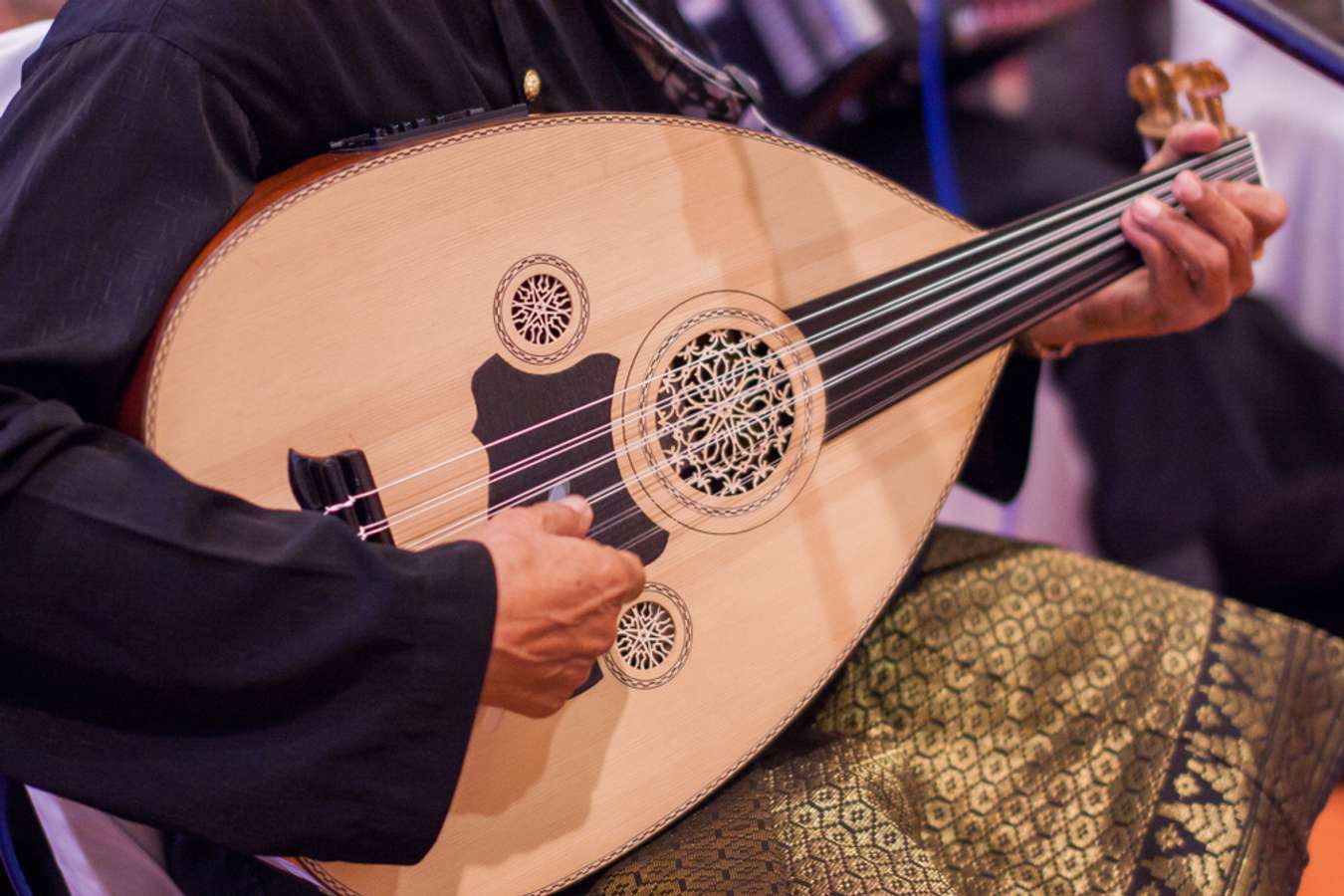 Gambus - Alat Musik Khas Indonesia - Shutterstock