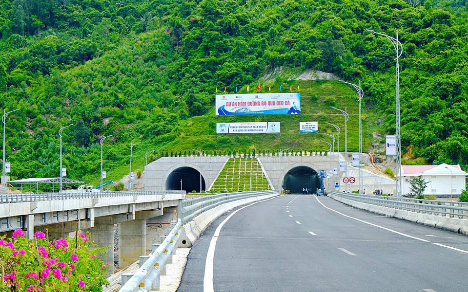Đường hầm thông qua đèo Cả