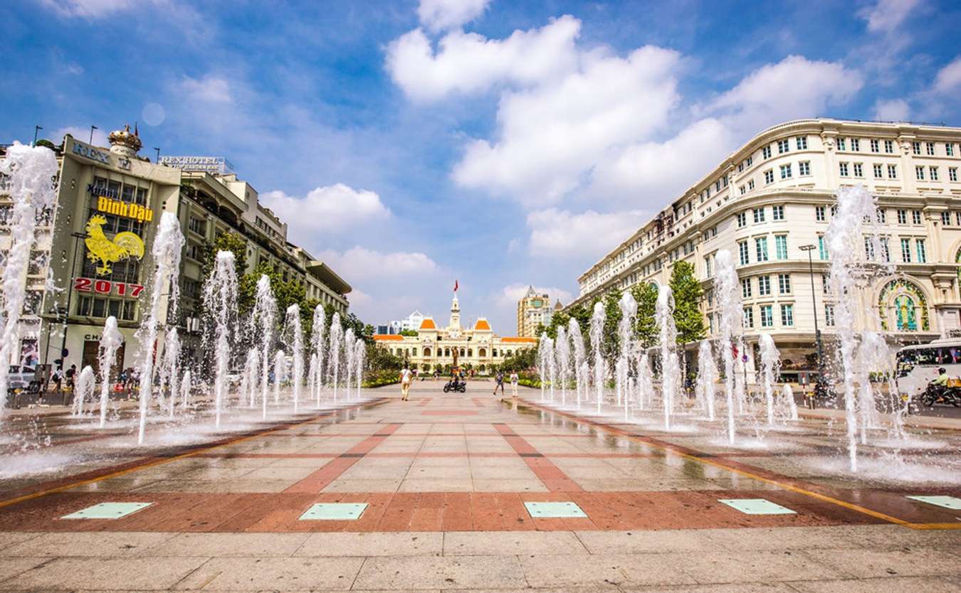 Phố đi bộ Nguyễn Huệ, con đường sầm uất bậc nhất Sài Gòn