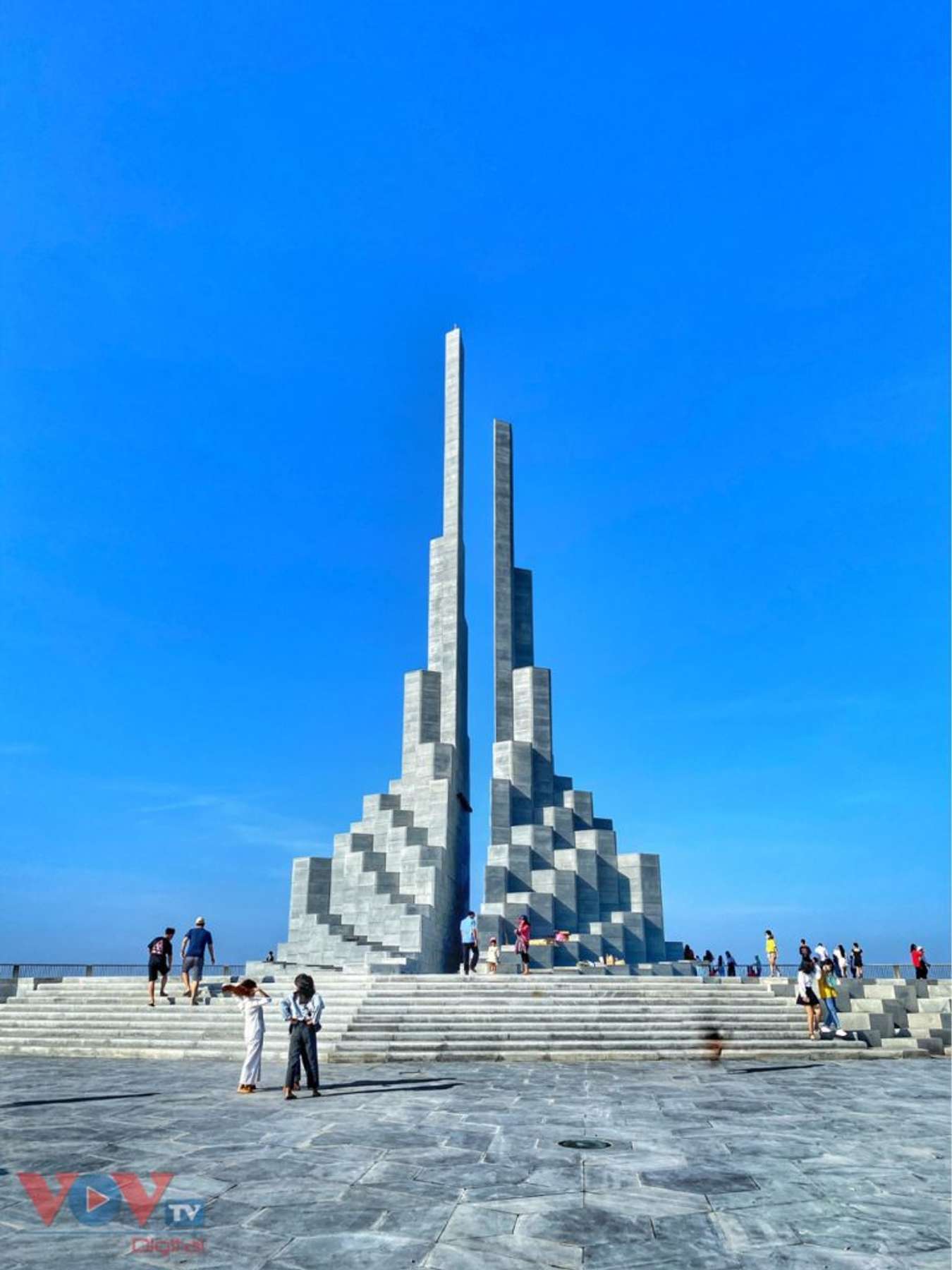 Tháp Nghinh Phong thu hút du khách