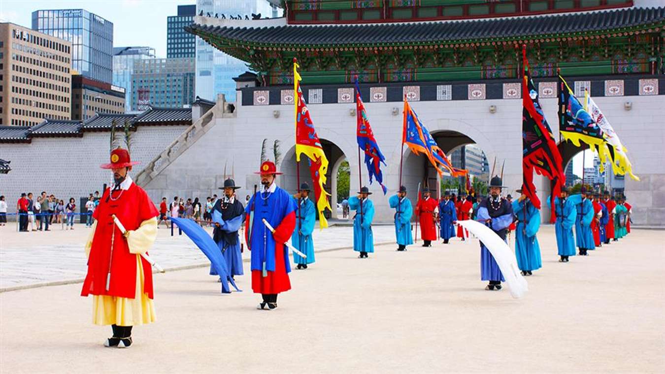 Nghi lễ thay đổi gác bên trên cung điện Gyeongbokgung