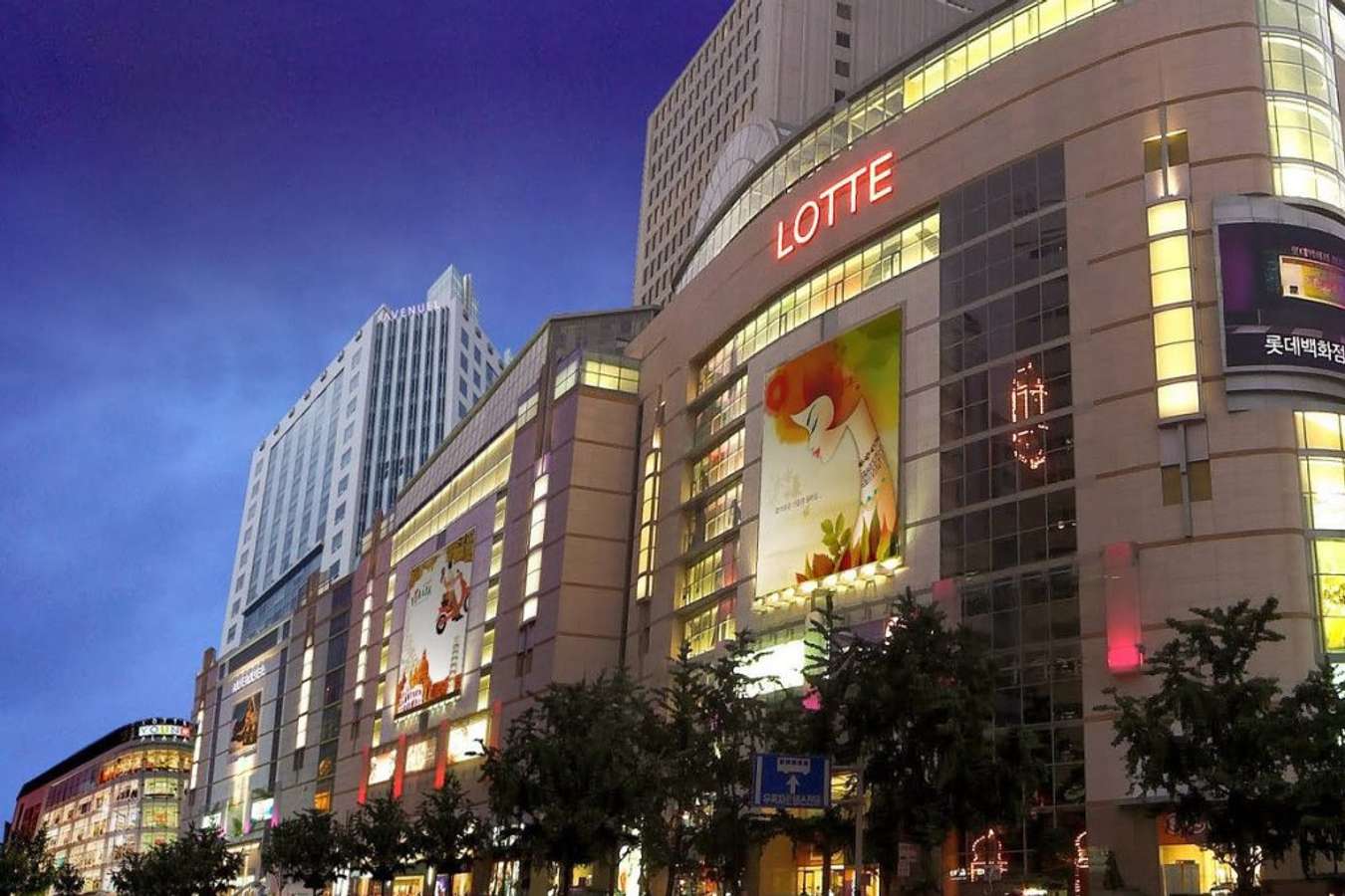 Lotte seoul. Торговый центр Лотте в Сеуле. Lotte young Plaza Сеул. Lotte Department Store Seoul. Лотте компания Южная Корея.