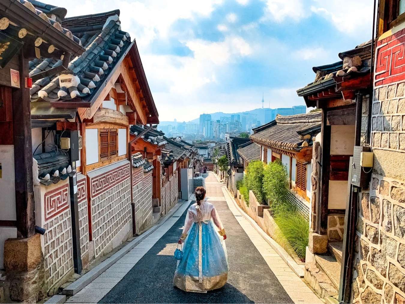 Khám phá vẻ đẹp thanh bình của làng cổ Bukchon Hanok