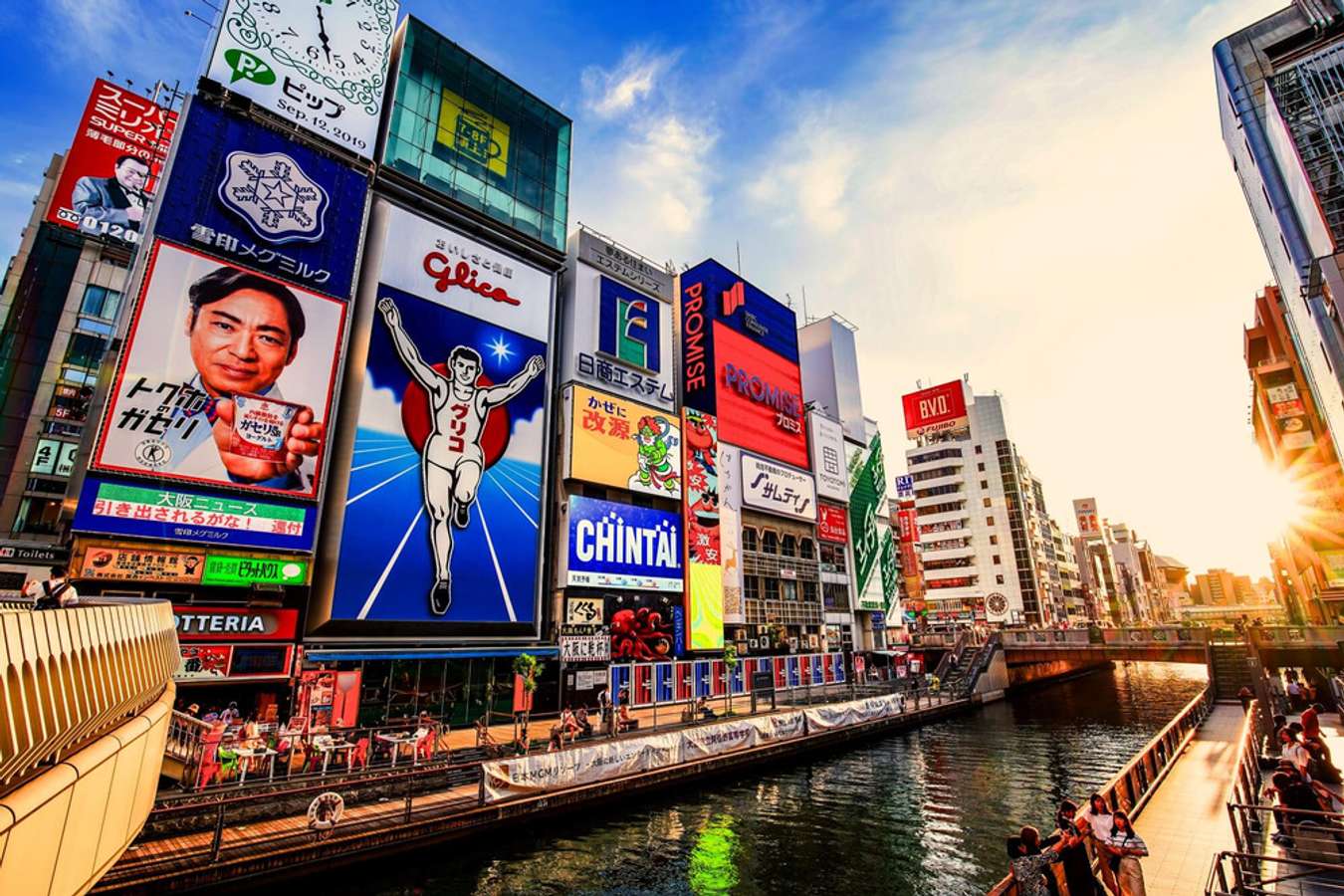 Dotonbori có nhiều biển hiệu khổng lồ