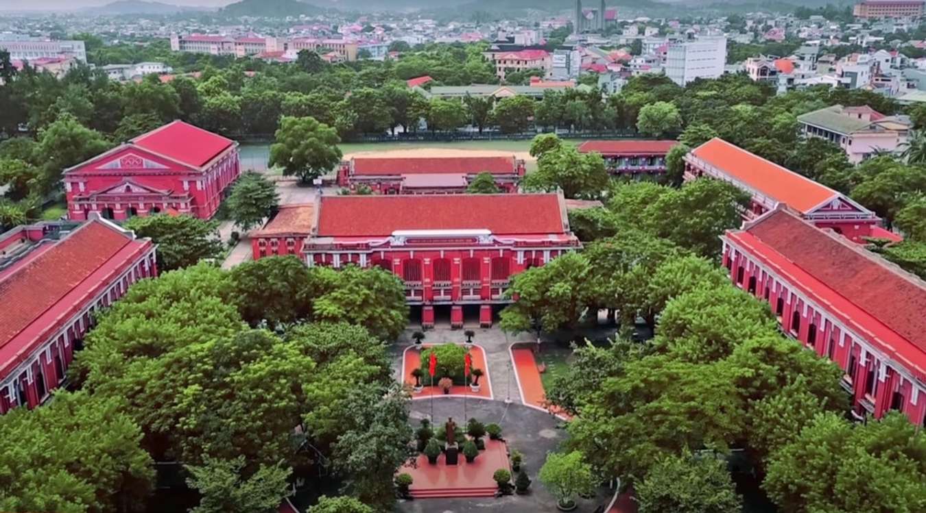 Toàn cảnh trường Quốc Học Huế