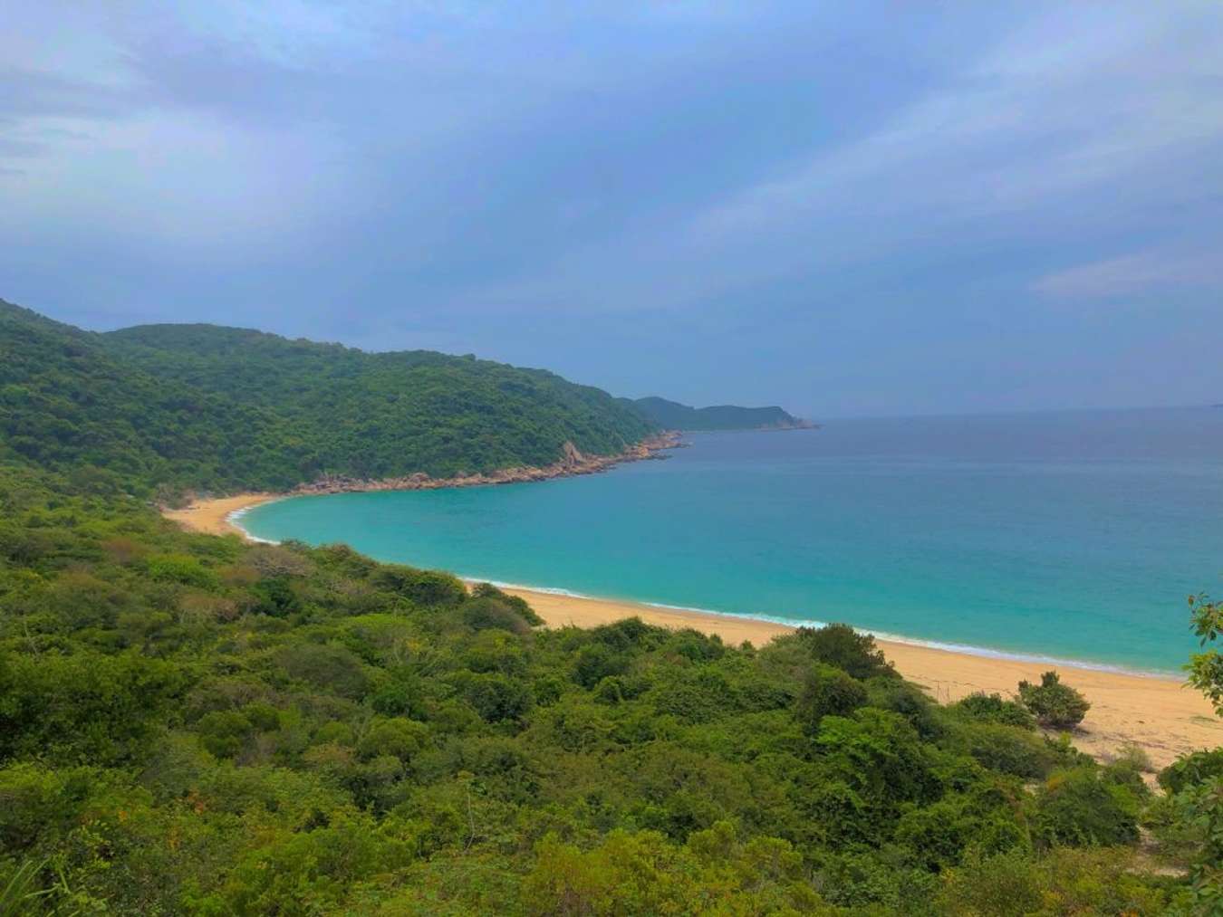 Toàn cảnh cánh cung biển Bãi Na - Chinh phục cực Đông Mũi Đôi