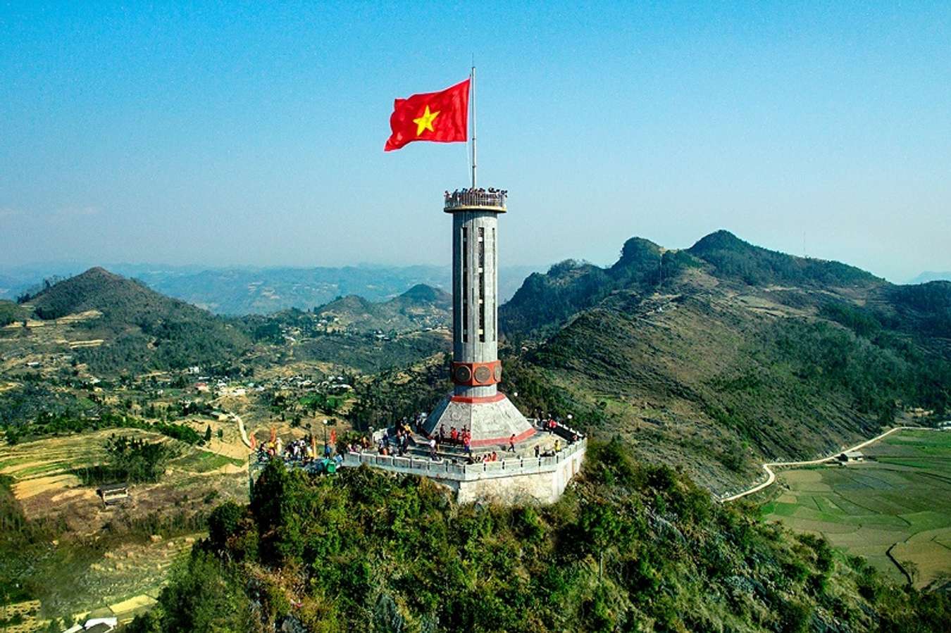 Cột cờ Lũng Cú Hà Giang và cẩm nang du lịch cần biết 2023