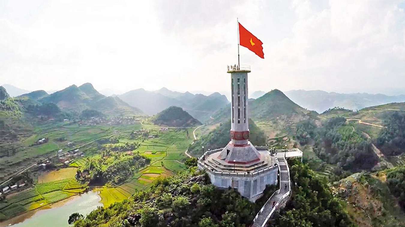 Cột cờ Lũng Cú Hà Giang và cẩm nang du lịch cần biết 2023
