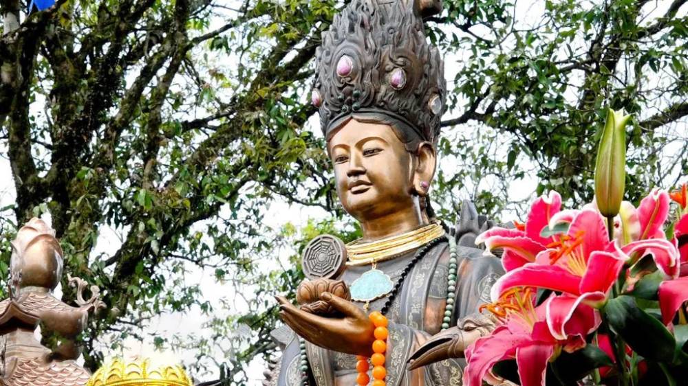 Đền Thượng có những bức tượng các vị anh hùng 