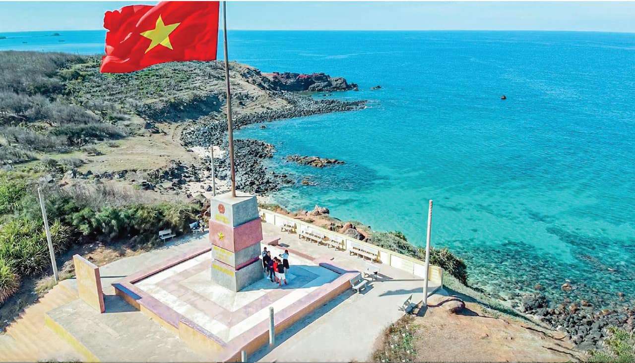 Cột cờ Ph&uacute; Qu&yacute;: Điểm check-in thi&ecirc;ng li&ecirc;ng tr&ecirc;n đảo