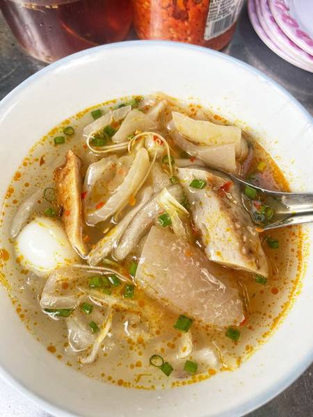 Bánh canh chả cá kèm với da heo, trứng cút