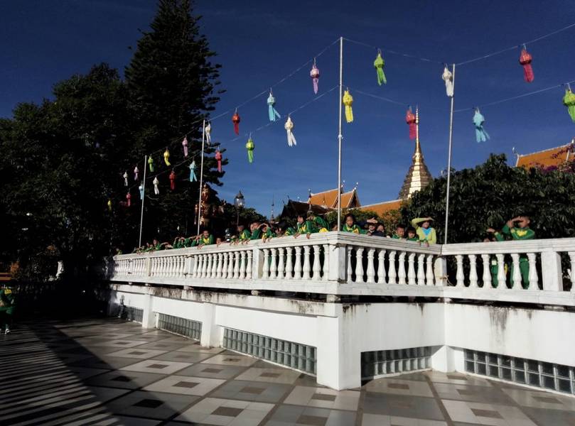 Trẻ em Thái Lan được đưa đi thăm quan chùa.