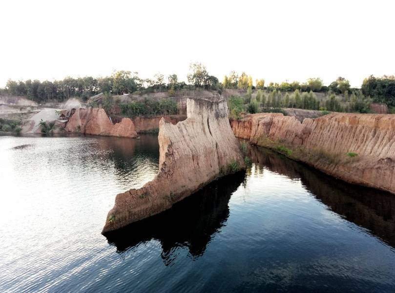 Hồ nước trong xanh bên dưới các khối đất có dạng như Grand Canyon.