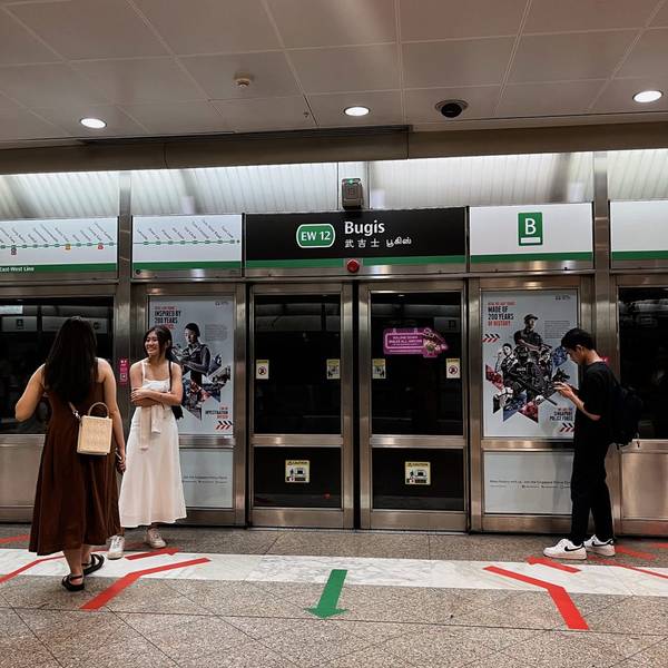 Tuyến tàu East West Line xanh lá tại trạm Bugis
