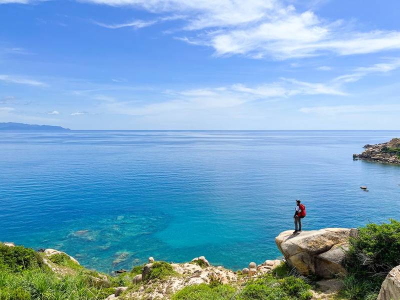 Vách đá trên đường đi - Trekking Mũi Đôi Cực Đông