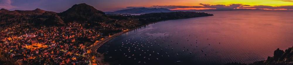 Hoàng hôn phủ bóng xuống thị trấnthị trấn Copacabana Bolivia