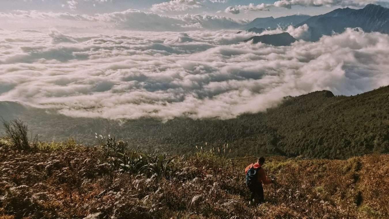 Đường xuống vẫn còn biển mây.