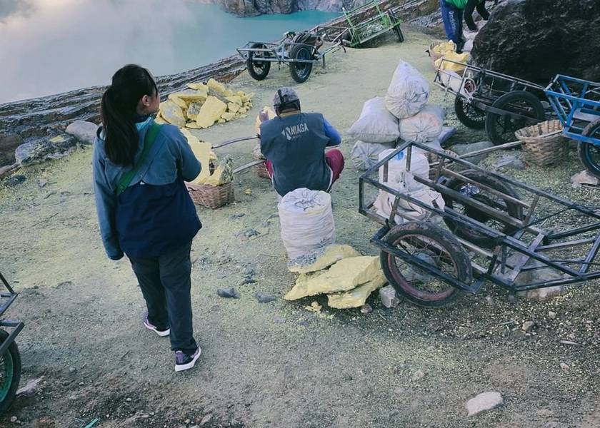 Người thợ mỏ đang thu hoạch lưu huỳnh.
