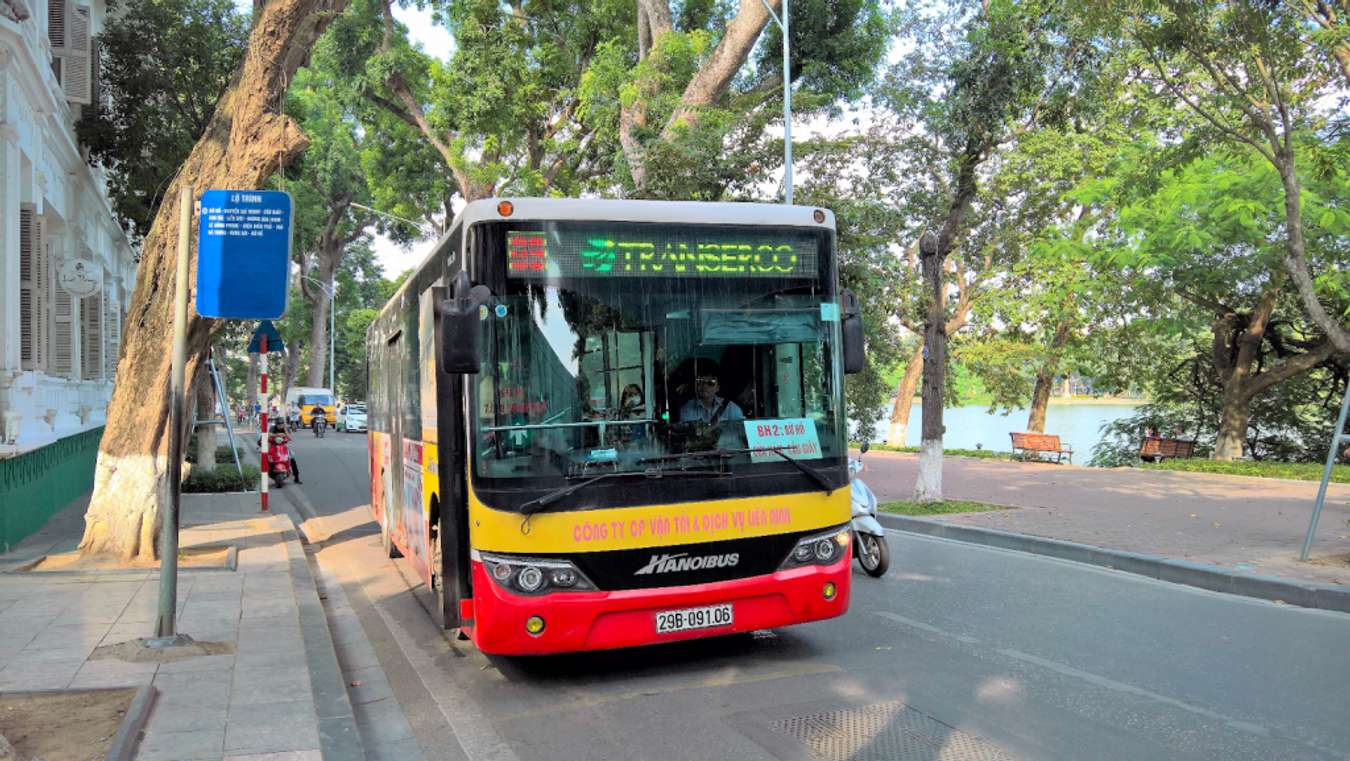 Di chuyển bằng xe bus đến chùa Bộc 