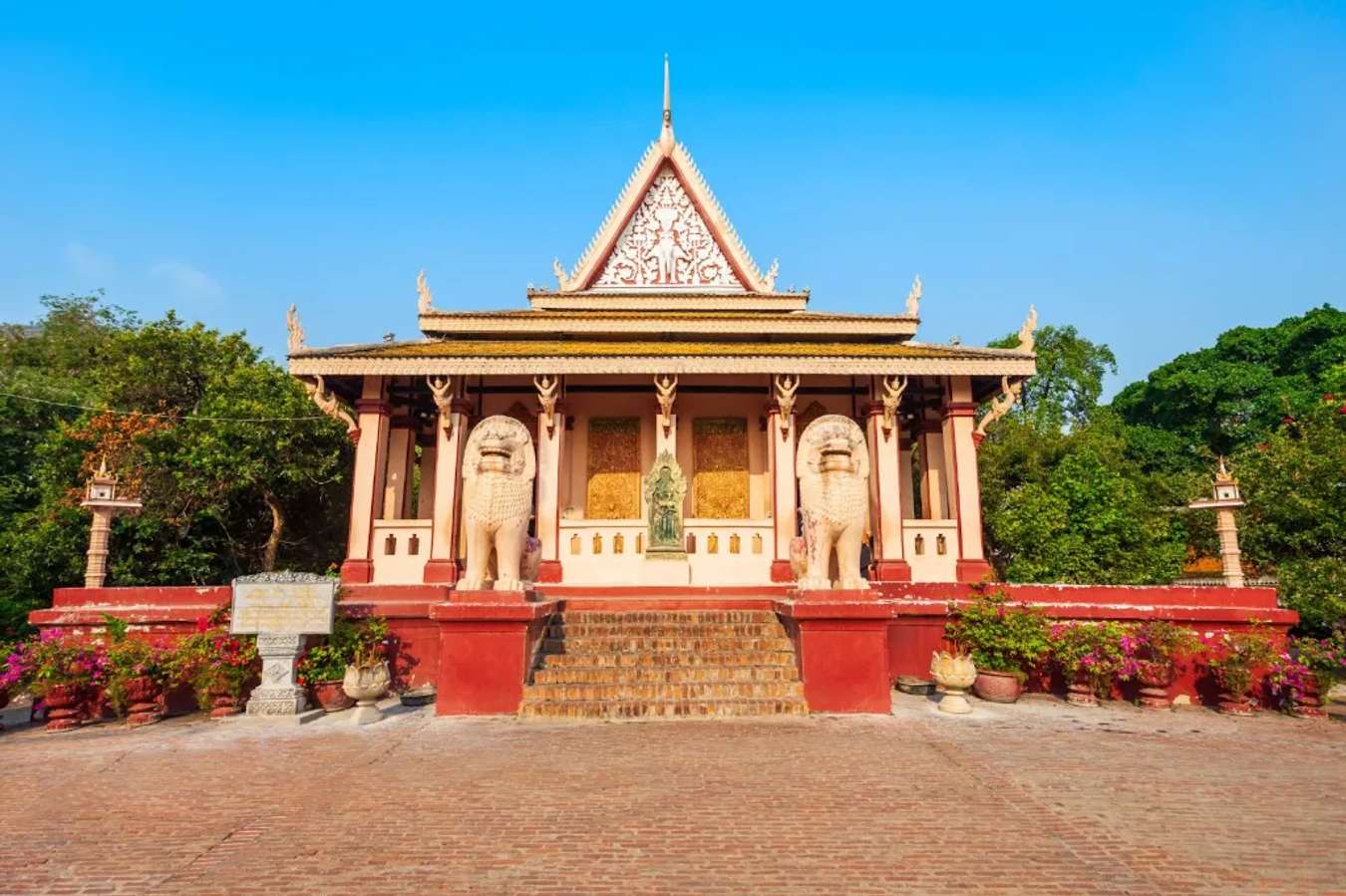 Chùa Wat Phnom: Địa điểm du lịch tâm linh nổi tiếng tại Campuchia