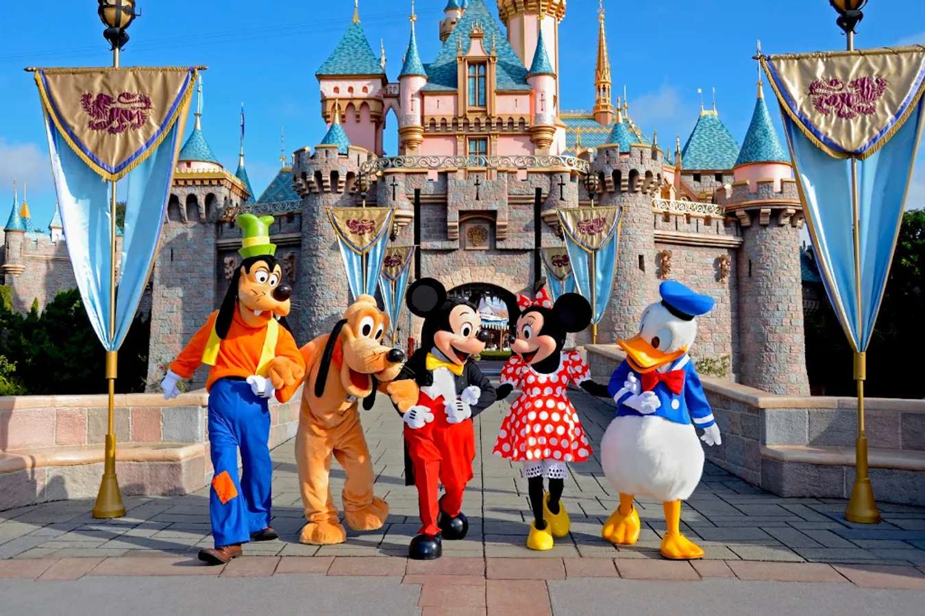 Các khu vui chơi chính có tại công viên Disneyland ở Mỹ