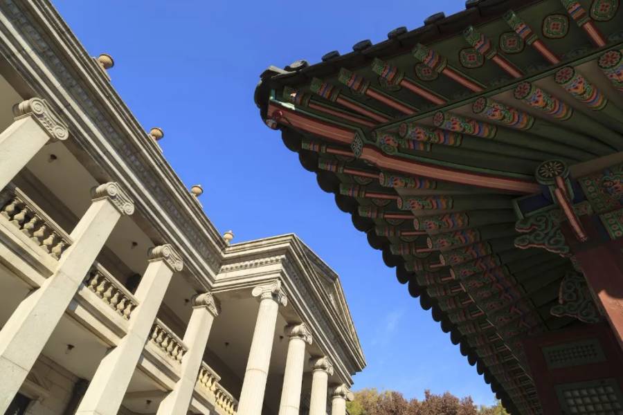 Tận hưởng kiến trúc độc đáo tại tòa nhà Seokjojeon của Deoksugung 