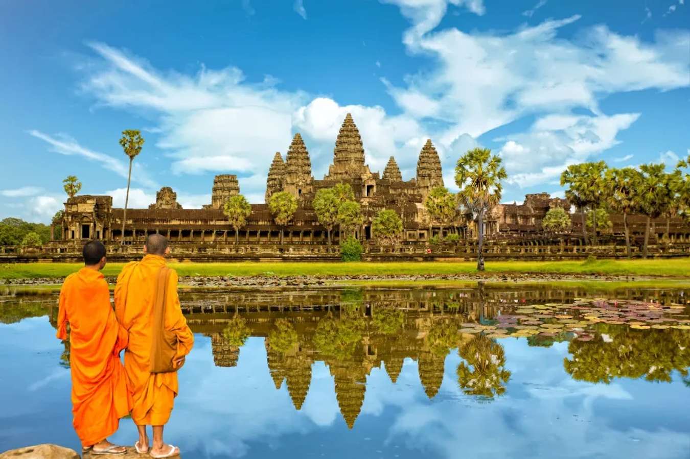 Angkor Wat - một tổ hợp đền thờ ở Campuchia và là di tích tôn giáo lớn nhất thế giới 